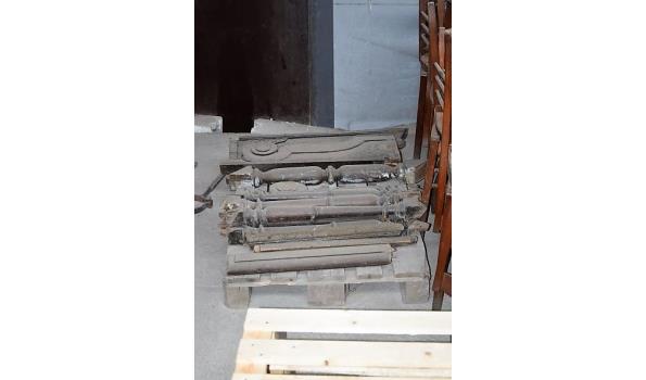 oude houten ballustrades, trapelementen afkomstig uit Het Steen: trappen tussenverdiepingen (bevindt zich op JORDAENSKAAI HANGAR 22, 2000 Antwerpen)